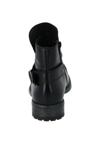 Botín negro de piel con punta redonda, tacón texturizado, cremallera lateral y un acabado de correa. Forro interior suave visible en la parte superior.