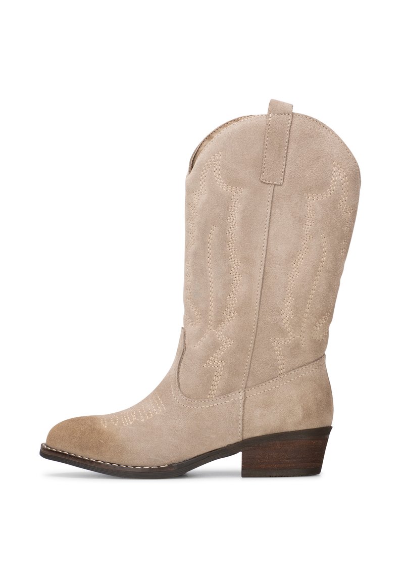 Botas vaqueras de ante beige con punta afilada, tacón apilado, costuras decorativas y una lengüeta en la parte superior. Textura suave en todo el diseño.