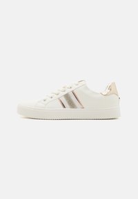 Hvide sneakers med metallic rosaguld accenter, tre horisontale striber og en tekstureret hæl. Har snørebånds lukning og gummisål.