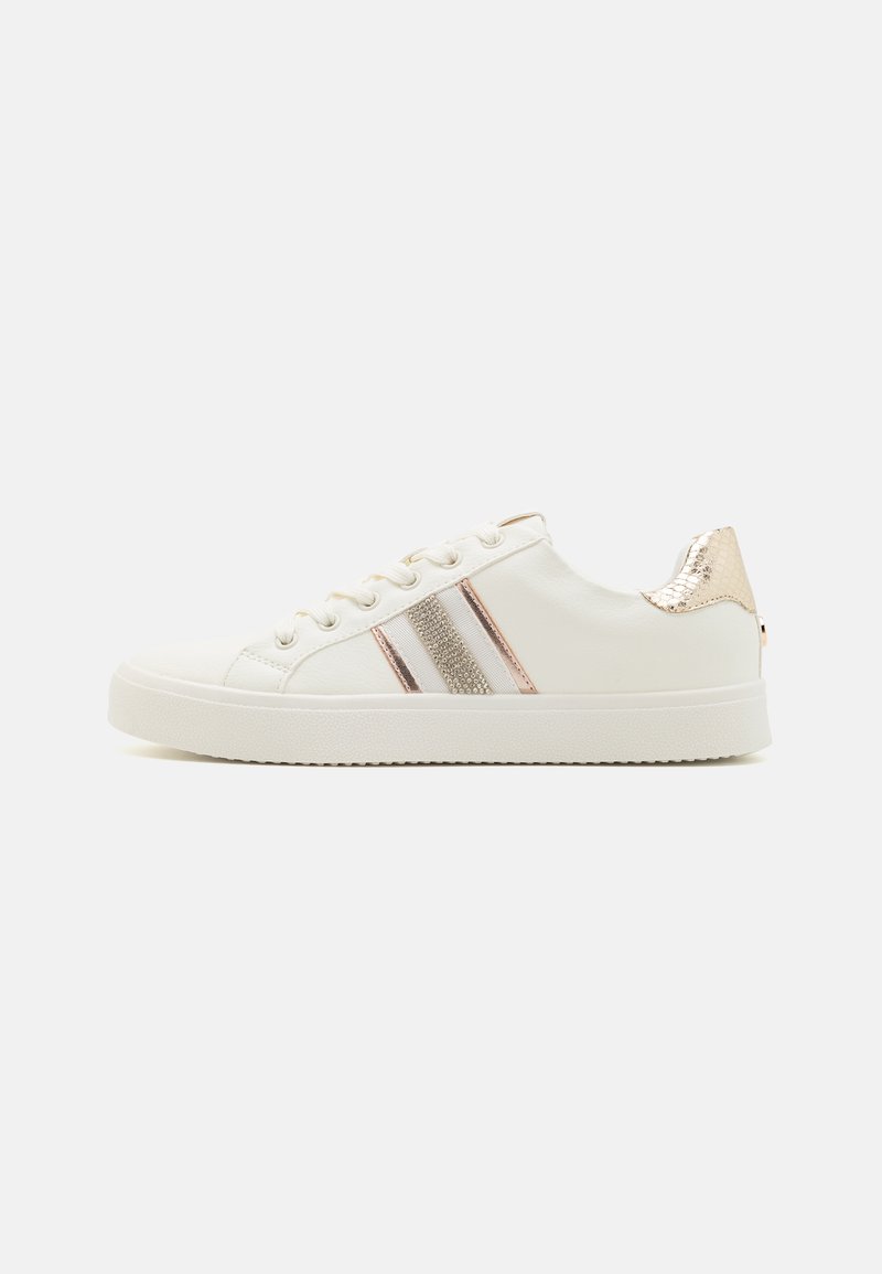 Hvide sneakers med metallic rosaguld accenter, tre horisontale striber og en tekstureret hæl. Har snørebånds lukning og gummisål.