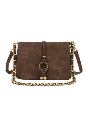 Sac bandoulière en daim marron avec bandoulière chaîne dorée et détail anneau doré circulaire avec cordon noué et deux perles dorées à l'avant.