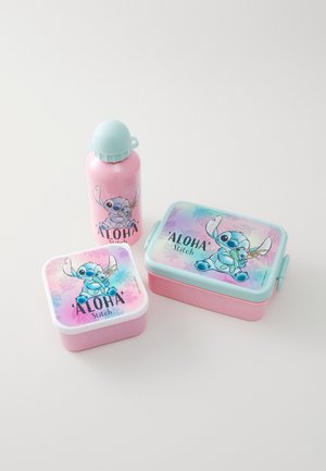 Σέτ από ένα ροζ μπουκάλι νερού με γαλάζιο καπάκι και δύο κουτιά γεύματος σε παστέλ αποχρώσεις με τον καρτούν Stitch και το κείμενο "ALOHA".