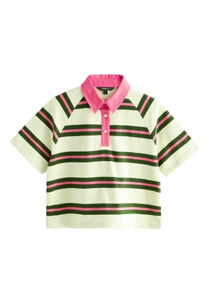 Kurzärmeliges Poloshirt mit grünen und pinken horizontalen Streifen sowie einem einfarbigen pinken Kragen und Knopfleiste vor hellem Hintergrund.