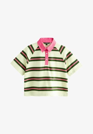 Kurzärmeliges Poloshirt mit grünen und pinken horizontalen Streifen sowie einem einfarbigen pinken Kragen und Knopfleiste vor hellem Hintergrund.