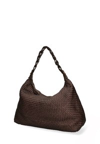 Bruine gevlochten leren handtas met een slouchy vorm, voorzien van een gevlochten handvat en een ritssluiting. Structuur met een patroon.