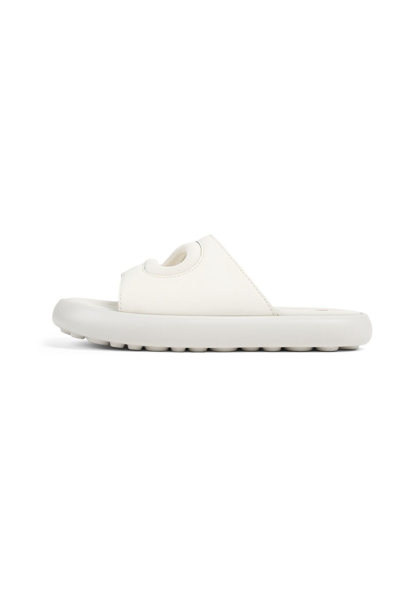 Vit slide sandal med en texturerad gummisula, slät ovandel med ett utskuret mönster och rundade kanter för komfort.