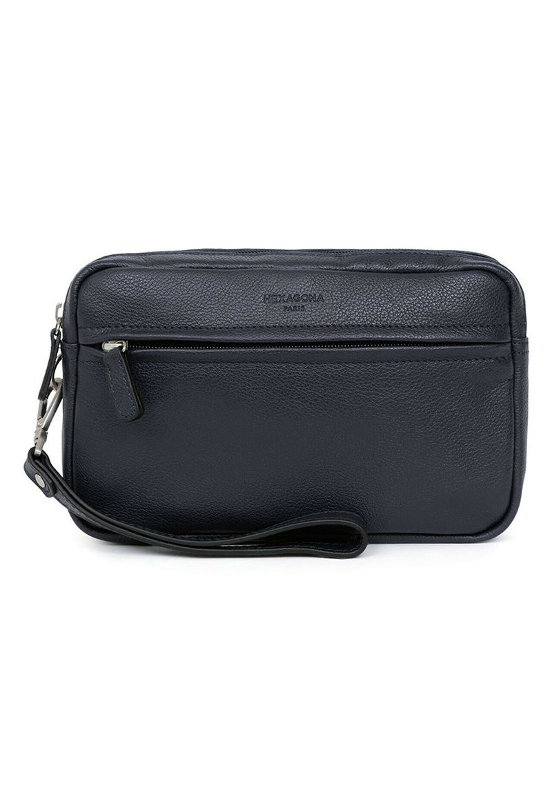 Zwarte leren tas met een gestructureerd oppervlak, ritsvak aan de voorkant, polsriem en reliëflogo. Rechthoekige vorm met afgeronde hoeken.