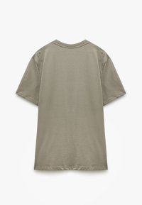 Olivengrøn bomulds t-shirt, korte ærmer, rund hals, afslappet pasform, glat tekstur, ingen grafik eller udsmykninger.