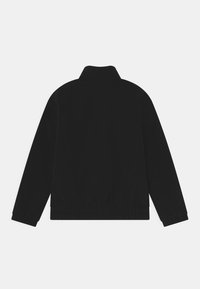 Černá lehká bunda s límečkem, elastickým pasem a dlouhými rukávy. Hladká textura, jednoduchý design, bez viditelných zapínání.