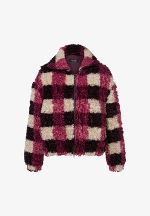 Veste zippée douce à carreaux bordeaux, crème et marron foncé ; dotée d'un col montant et d'un tissu texturé.