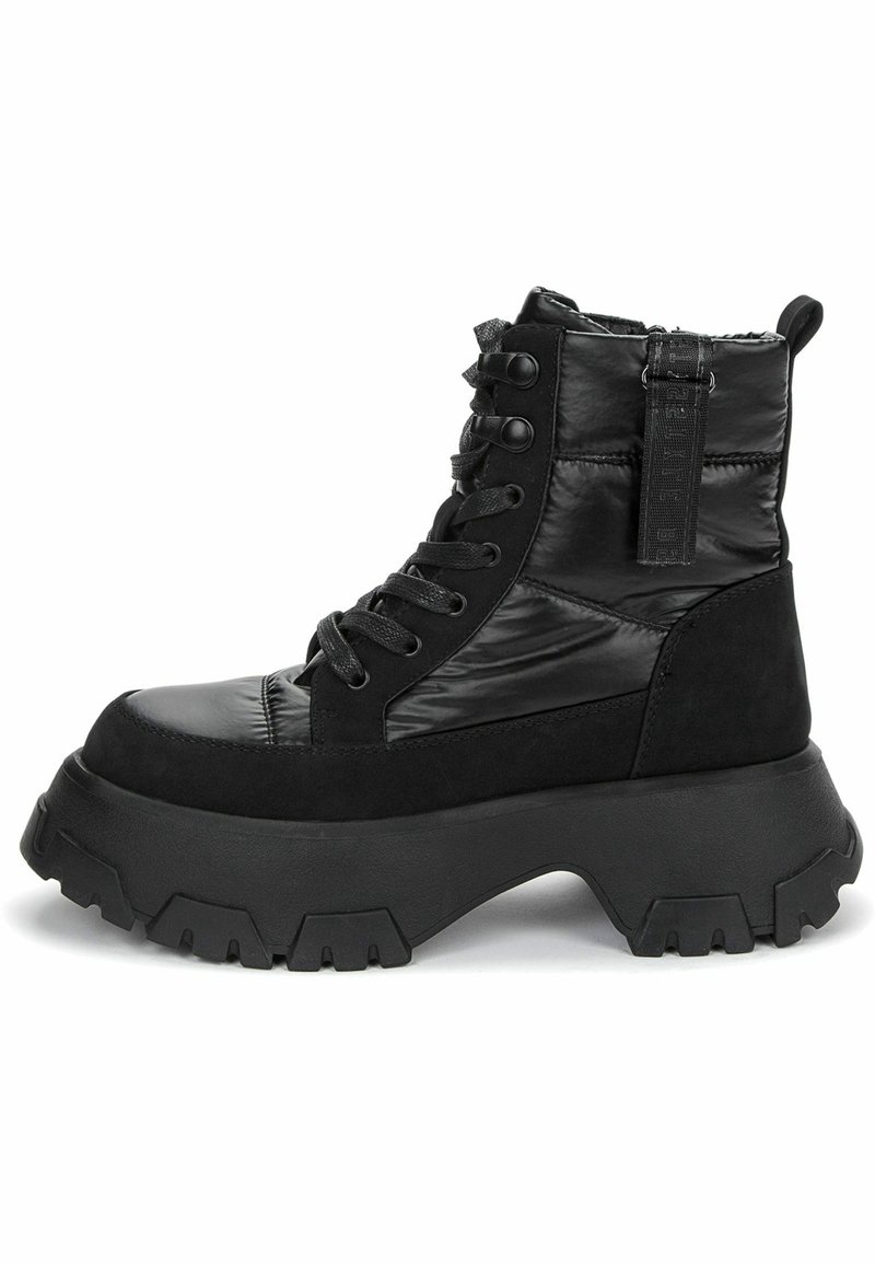 Botte à plateforme noire à lacets avec dessus matelassé, semelle crantée épaisse, languette arrière à la cheville et détail de bride latérale.