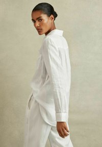 Reiss CAMPBELL LONG SLEEVE - Užsagstoma palaidinė - white