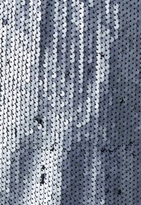 Tissu en sequins dans des nuances de gris et d'argent, comportant des sequins circulaires avec une finition brillante disposés en rayures verticales.