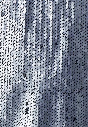 Blizgučių audinys pilkos ir sidabrinės spalvos atspalvių, su apvaliais blizgučiais blizgiu paviršiumi, išdėstytais vertikaliomis juostelėmis.