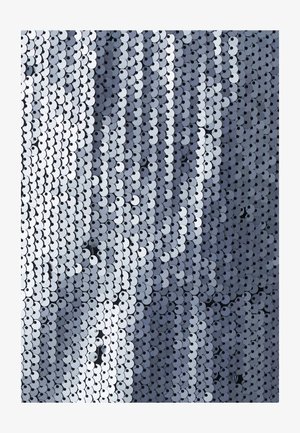 Tissu en sequins dans des nuances de gris et d'argent, comportant des sequins circulaires avec une finition brillante disposés en rayures verticales.