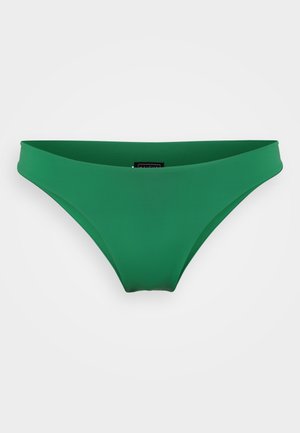 Vihreät bikinit, joissa on sileä pinta, matala vyötärö ja minimaalinen peittävyys. Ei näkyviä kuvioita tai metalliosia.