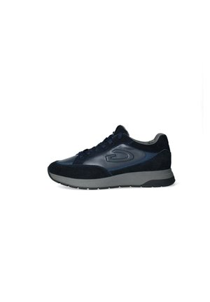 Sneaker blu navy caratterizzato da una combinazione di pelle liscia e camoscio testurizzato, con suola in gomma e accenti grigi a contrasto.