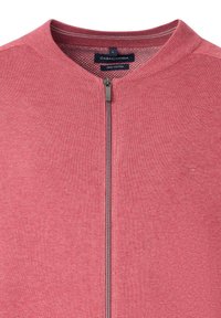 Rote Baumwoll-Zip-Jacke mit geripptem Kragen, ausgestattet mit einem Metallreißverschluss und dezent texturiertem Stoff. Markenlogo auf der linken Seite.