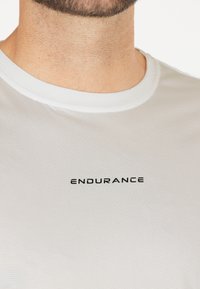 Endurance Printtipaita - wit