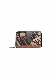 Cartera con un patrón abstracto multicolor en cuero sintético, con un cierre de cremallera negro y una etiqueta gris. Incluye un acento en metal plateado.