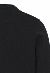 Schwarzes Langarmshirt aus strukturiertem Stoff, mit rundem Ausschnitt und minimalem Nähdetail auf der Rückseite.