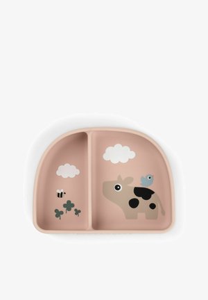 Silikoneopdelt tallerken i blød lyserød med et ko-design, der indeholder en blå fugl, skyer, kløverblade og en bi. To sektioner til mad.