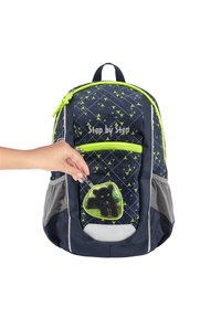 Marineblaue Rucksack mit geometrischen neon-grünen Mustern, einer seitlichen Netztasche und einem Stoff-Patch mit schwarzem Panther auf der Fronttasche.