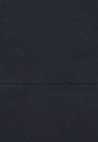 Tmavě modrá látka, hladká textura, jednotná barva s jemnými pruhy. Dvě vodorovné švy vytvářejí jasné oddělení v materiálu.