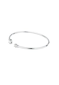 Bracciale a bangle in argento con due cristalli trasparenti a ciascun estremità, finitura liscia, design aperto e forma minimalista.