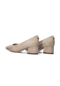 Beige ruskind blokhælede sko med spids tå og glat overflade. Har en diskret logoaccent bagpå.