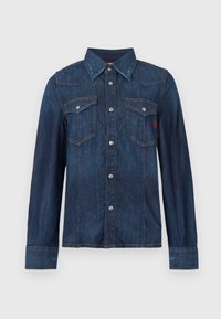 Σκούρο μπλε πουκάμισο από denim με μακριά μανίκια, εμπρόσθια κουμπιά τύπου snap, δύο τσέπες στο στήθος με καπάκι και κουμπί κλεισίματος, και μυτερό γιακά.