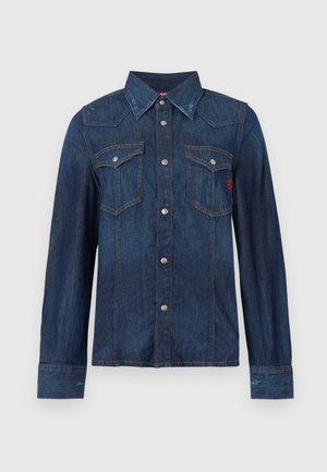 Tumši zils džinsa krekls ar garām piedurknēm, priekšpusē ar spraudņiem, divām krūšu kabatām ar atlokiem un pogu aizdari, kā arī ar smailu apkakli.