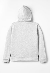 Sudadera gris con una textura suave, que presenta una capucha redondeada, mangas largas y un dobladillo recto. Sin logotipos ni patrones visibles.