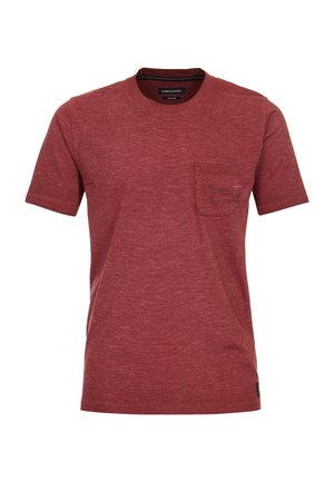 T-shirt rouge chiné à manches courtes avec col rond et petite poche poitrine à gauche avec un texte imprimé discret.
