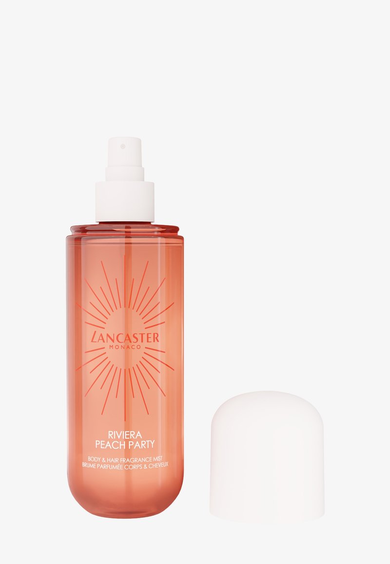 Bruma corporal y para el cabello Lancaster Monaco Riviera Peach Party en un frasco de spray naranja con tapa blanca retirada junto a él.