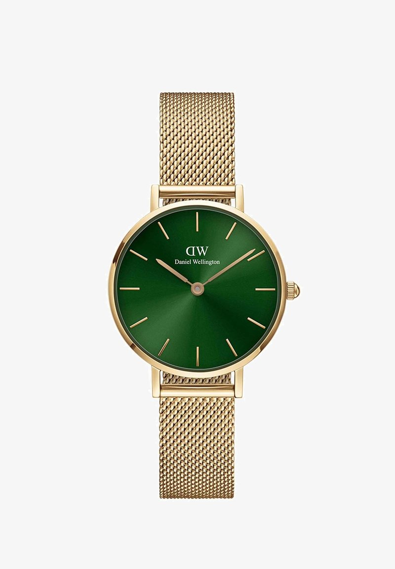 Zlatý hodinky na sieťovom náramku so zeleným ciferníkom, ktorý má minimalistické hodinové indexy a logo. Klasický okrúhly puzdro s hladkým povrchom.