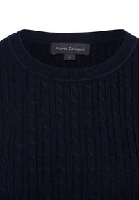 Marineblauer Strickpullover mit Rundhalsausschnitt und strukturiertem Zopfmuster, mit einem Etikett versehen, auf dem "Franco Callegari" und die Größe "S" steht.