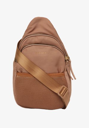 Torba na ramię S.Oliver w miękkim różowym materiale, z siateczkową teksturą z przodu, regulowanym złotym paskiem i podwójnymi przegrodami na zamek.