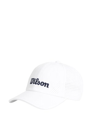 Hvid baseballkasket med perforerede sidepaneler og "Wilson" logo broderet i marineblåt på fronten.
