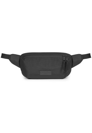 Riñonera negra con correas ajustables, bolsillo frontal con cremallera y un pequeño parche rectangular con el logo centrado debajo de la cremallera.