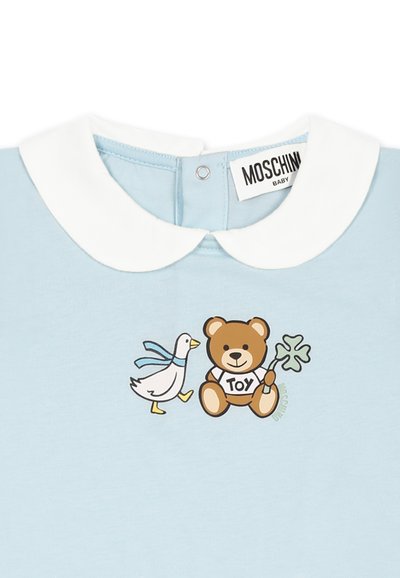 Camicetta azzurro chiaro a maniche corte con colletto bianco, decorata con un grafico di un'anatra e un orso che tengono un giocattolo. Tessuto di cotone morbido.