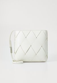 Biała pleciona skórzana torba na ramię z wzorem w romby, o gładkiej fakturze i odczepianym pasku. Cechuje ją minimalistyczny design z srebrnymi elementami.