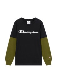 Schwarzhemd mit langen Ärmeln und olivgrünen Ärmeln, weißem Champion-Logo auf der Brust und kleinem Logo am linken Ärmelbündchen.