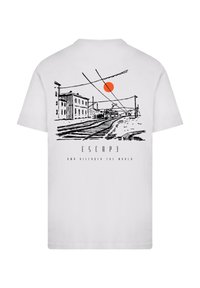 Weißes Kurzarm-T-Shirt mit einer schwarzen Linienstadtansicht und einer orangefarbenen Sonne; darunter steht der Text "ENTFLIEHEN UND DIE WELT ENTFALTEN".