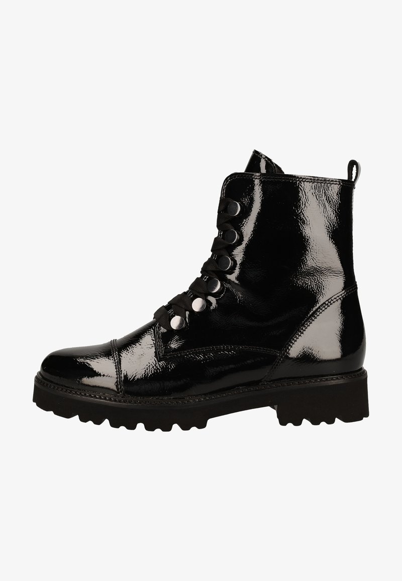 Bottine noire en cuir verni à lacets avec œillets métalliques et semelle épaisse à crampons.