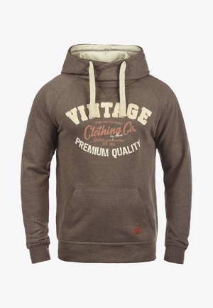 Brun genser med hette, med kengurulommer, beige snorer og hvit og rosa tekst i vintage-stil på forsiden.