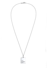 Sølv kæd necklace med en rektangulær vedhæng. Vedhænget har den indgraverede tekst "ELSK DIG SELV FØRST." Struktureret overflade, poleret finish.
