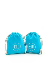 Dos bolsas de cuerda de tela turquesa brillante. Cada una presenta un logotipo circular blanco que dice “Elli by Julie & Grace”. Textura suave, forma redondeada.