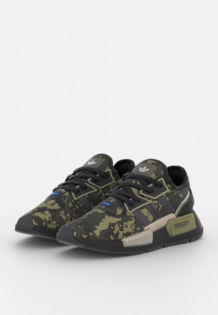 Czarno-zielone sneakersy w kamuflażu z teksturowanym wierzchem, sznurówkami i wyściełanym kołnierzem, z tanowym akcentem i czarną podeszwą.