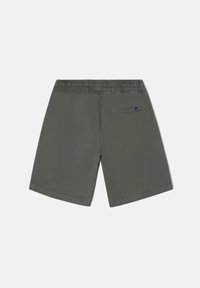 Pantalones cortos grises hasta la cintura hechos de un tejido ligero. Cuenta con una cinturilla elástica, un bolsillo trasero y un corte recto sin patrones.